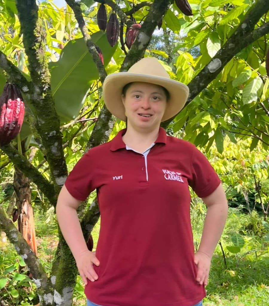 Yuri Enciso revisando las plantas de la huerta de la finca
