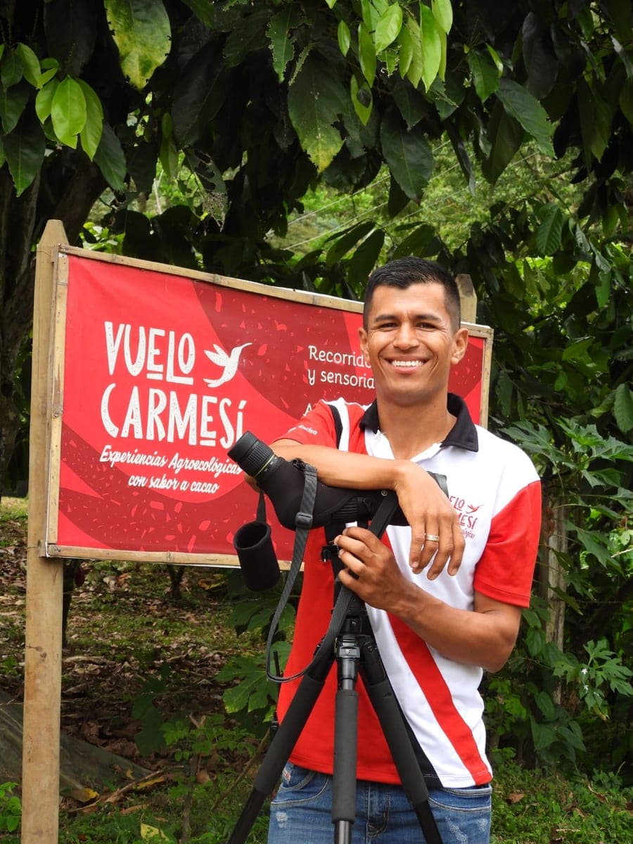 Cristian Enciso con binoculares durante una salida de avistamiento de aves