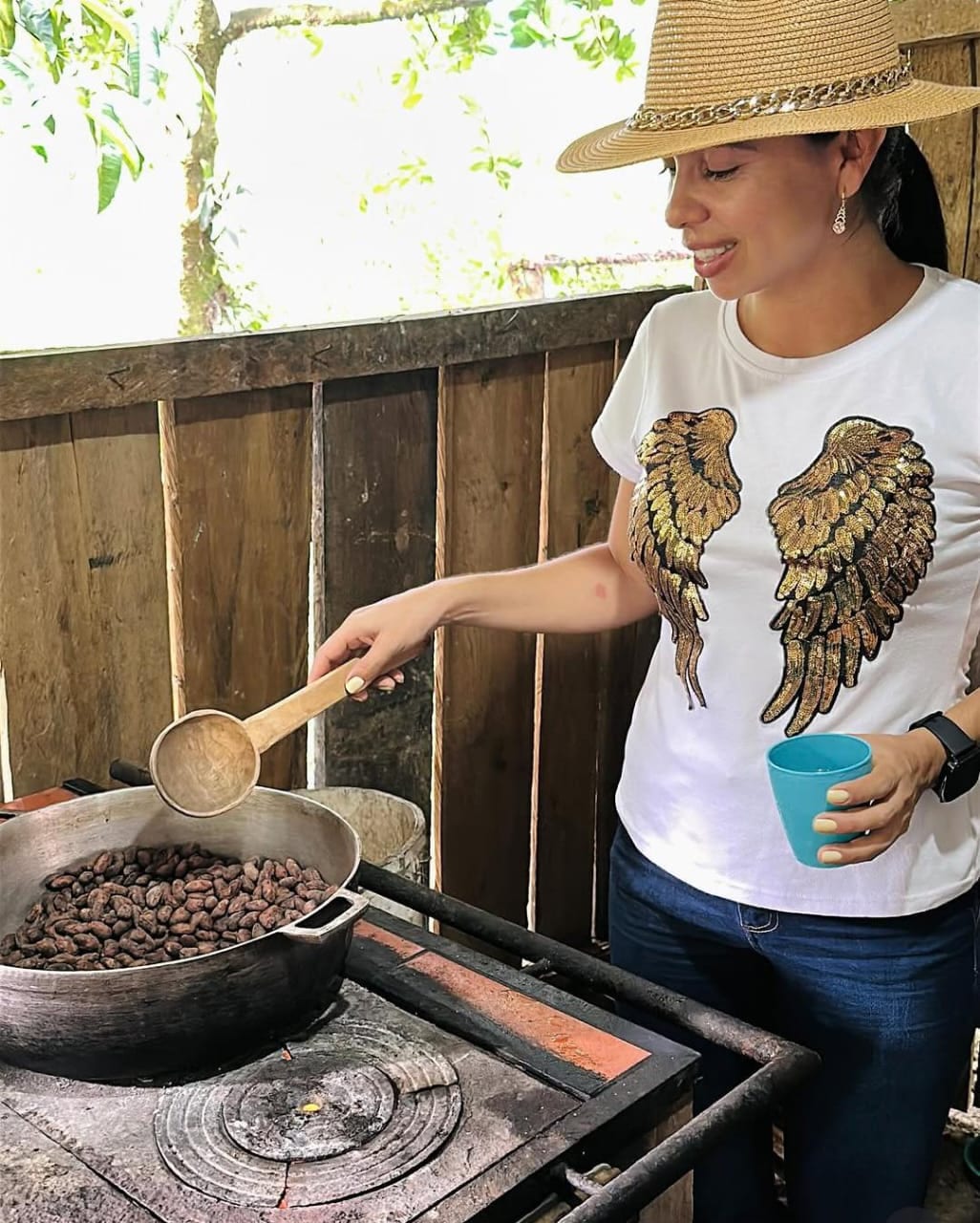 Tostión del grano de cacao en paila sobre fogón de leña